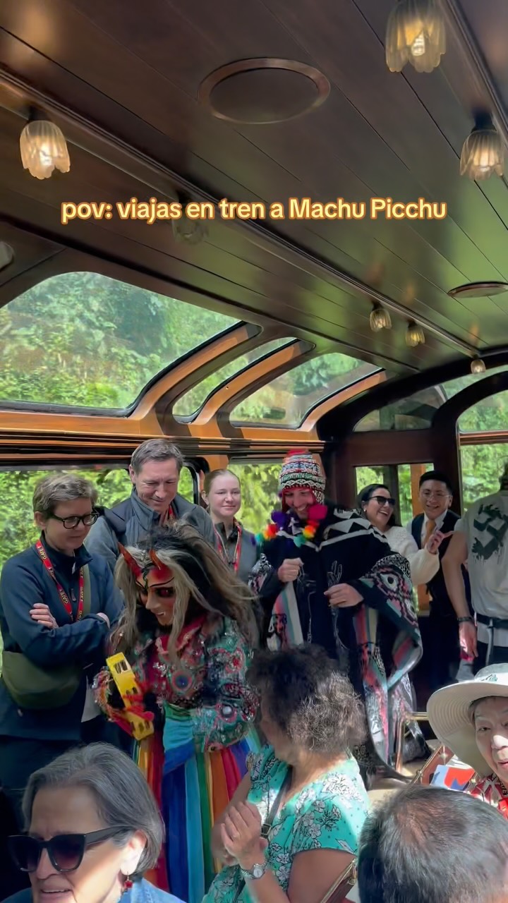 Música y viajeros durante un trayecto en tren