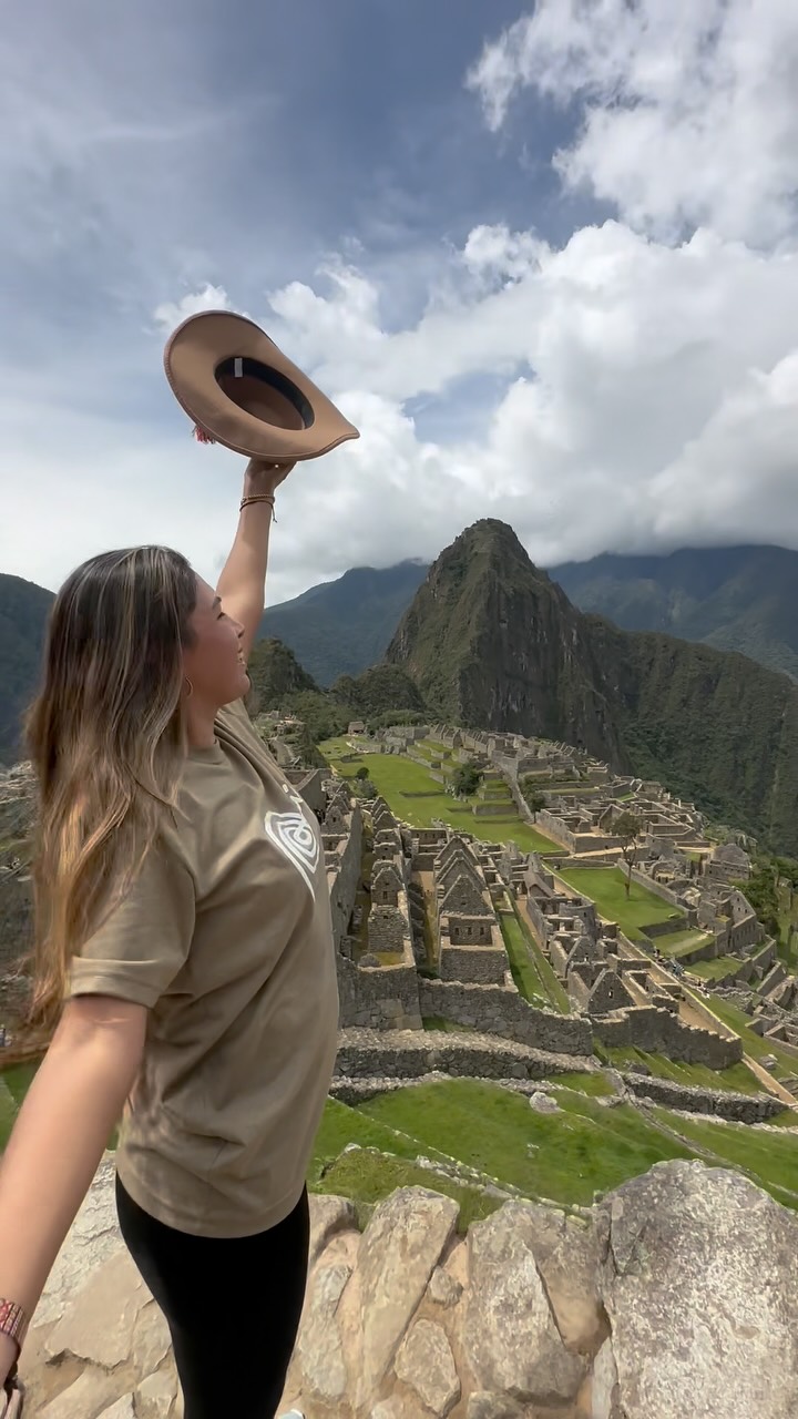 Andrea en Machu Picchu, uno de los viajes que comparte en Más Cincuenta y Uno